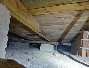 Zateplení stropu řadového domu pomocí foukané izolace